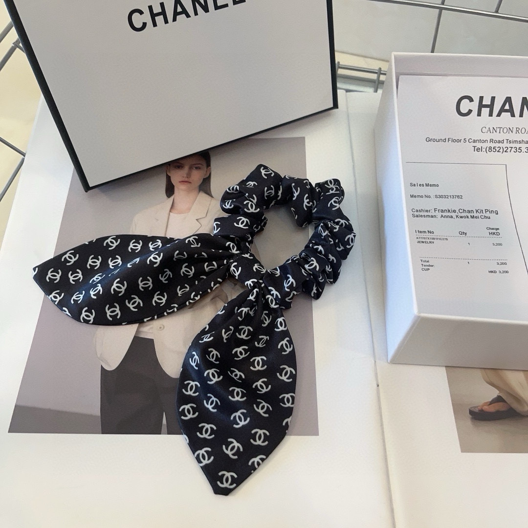 NO:640885,P Comes with packaging box CHANEL (Chanel) latest rabbit ear small scented hair tie, versatile and elegant, simple and practical!  Must-have hairpins for young ladies, hair clips, chanel, chanel, hairpins19860909P 配包装盒 CHANEL（香奈儿）最新款兔耳朵小香发圈,百搭优雅,简单又实用！小姐姐必入单品发夹,发夹,chanel,chanel,hairpins,accessory