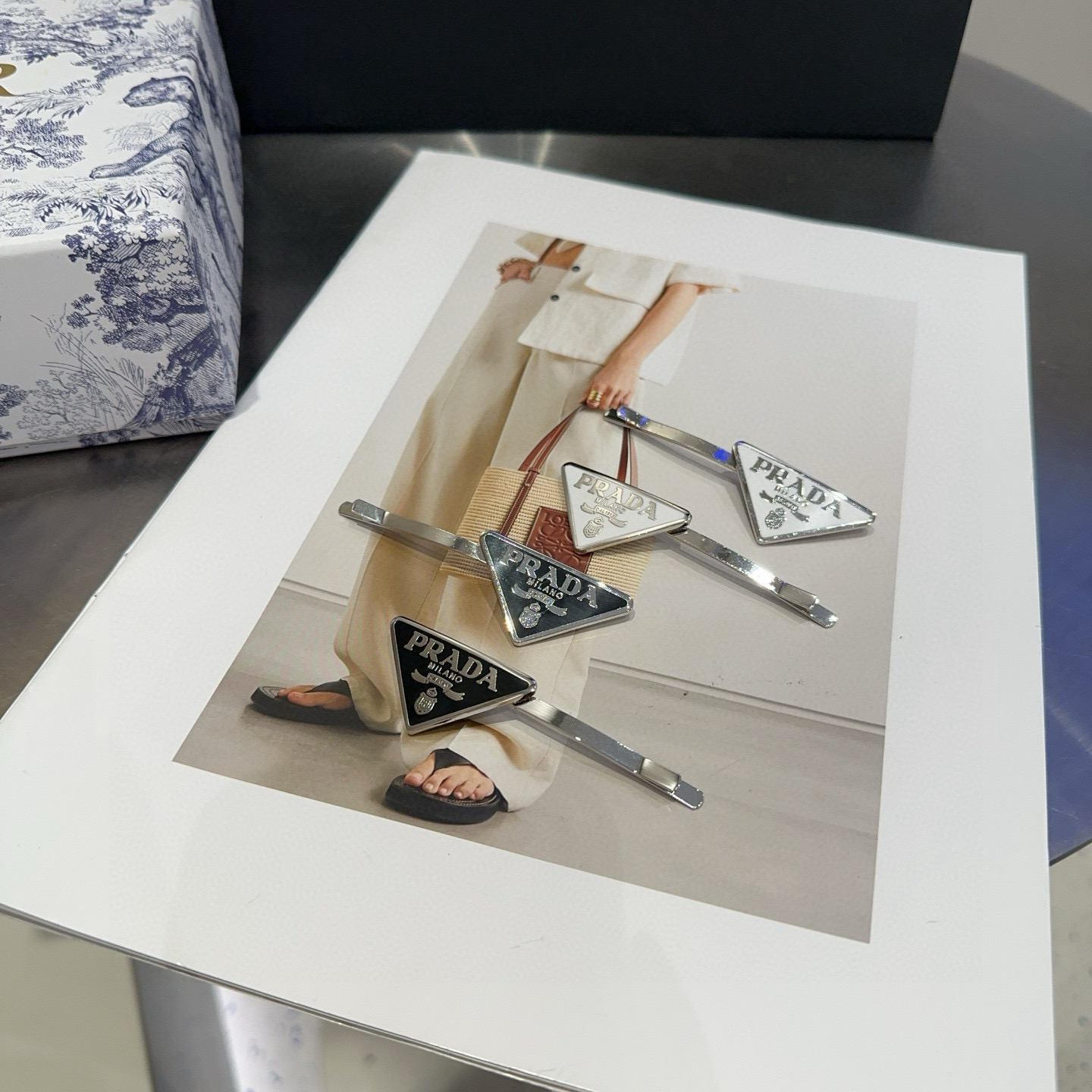 NO:640952,P Comes with packaging box (pair) PRADA (Prada) popular small side clip bangs clip, elegant young lady is worth buying, very easy to match, temperament and tasteful hair clip, hair clip, prada, prada, hairpins19860909P 配包装盒（一对） PRADA（普拉达）爆款小边夹刘海夹,优雅的小姐姐值得入手 非常好搭配 气质有品位发夹,发夹,prada,prada,hairpins,accessory