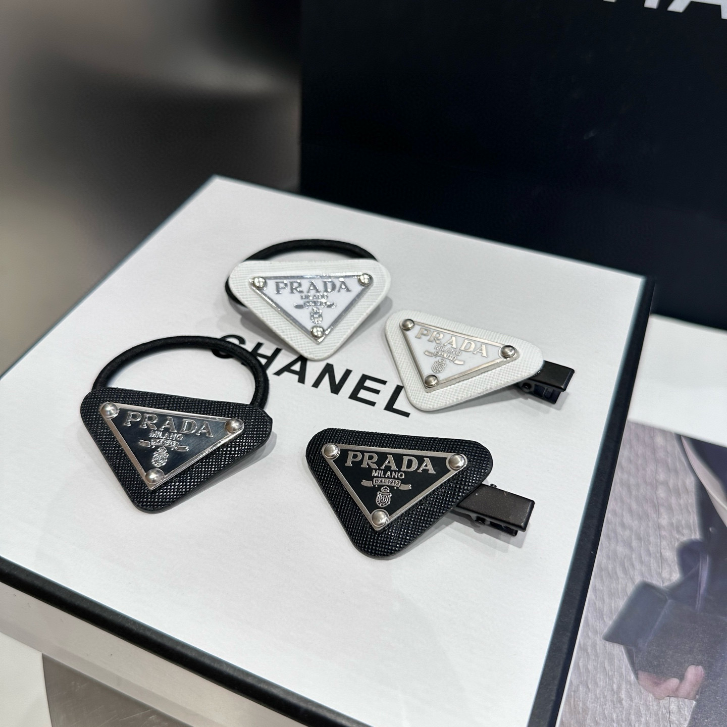 NO:640887,P Comes with packaging box (set of two) PRADA’s hot model is here!  Fashionable side clip + hair tie, super versatile!  Must-have hairpins for goddesses, hairpins, prada, prada, hairpins19860909P 配包装盒（二件套） PRADA（普拉达）爆款来啦！ 时尚边夹+发圈,超级百搭！女神必备单品发夹,发夹,prada,prada,hairpins,accessory