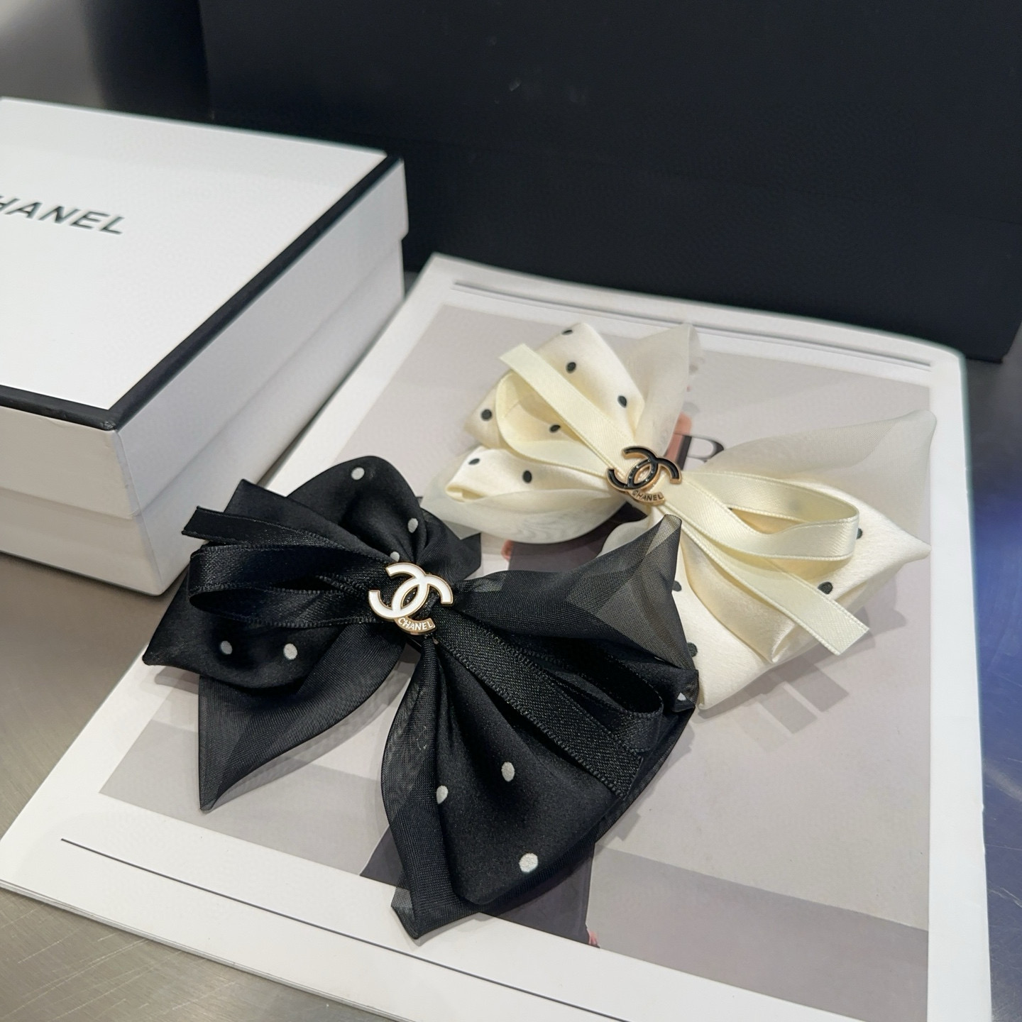 NO:640955,P Comes with a packaging box. Chanel's latest small shampoo dot spring clip, super beautiful!  Full of celebrity style, a must-have for little fairies...hairpins, hairpins, chanel, chanel, hairpins19860909P 配包装盒 Chanel (香奈儿)最新款小香波点弹簧夹,超级好看！名媛范儿十足,小仙女必备…发夹,发夹,chanel,chanel,hairpins,accessory