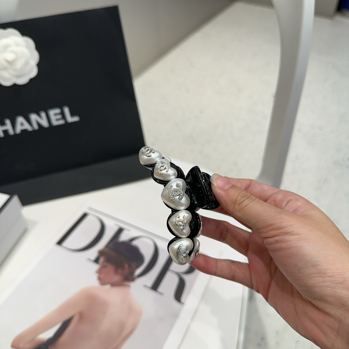 P 65🎁配包装盒
Chanel (香奈儿)最新款小香珍珠抓夹．超级好看！名媛范儿十足，小仙女必备&hellip;