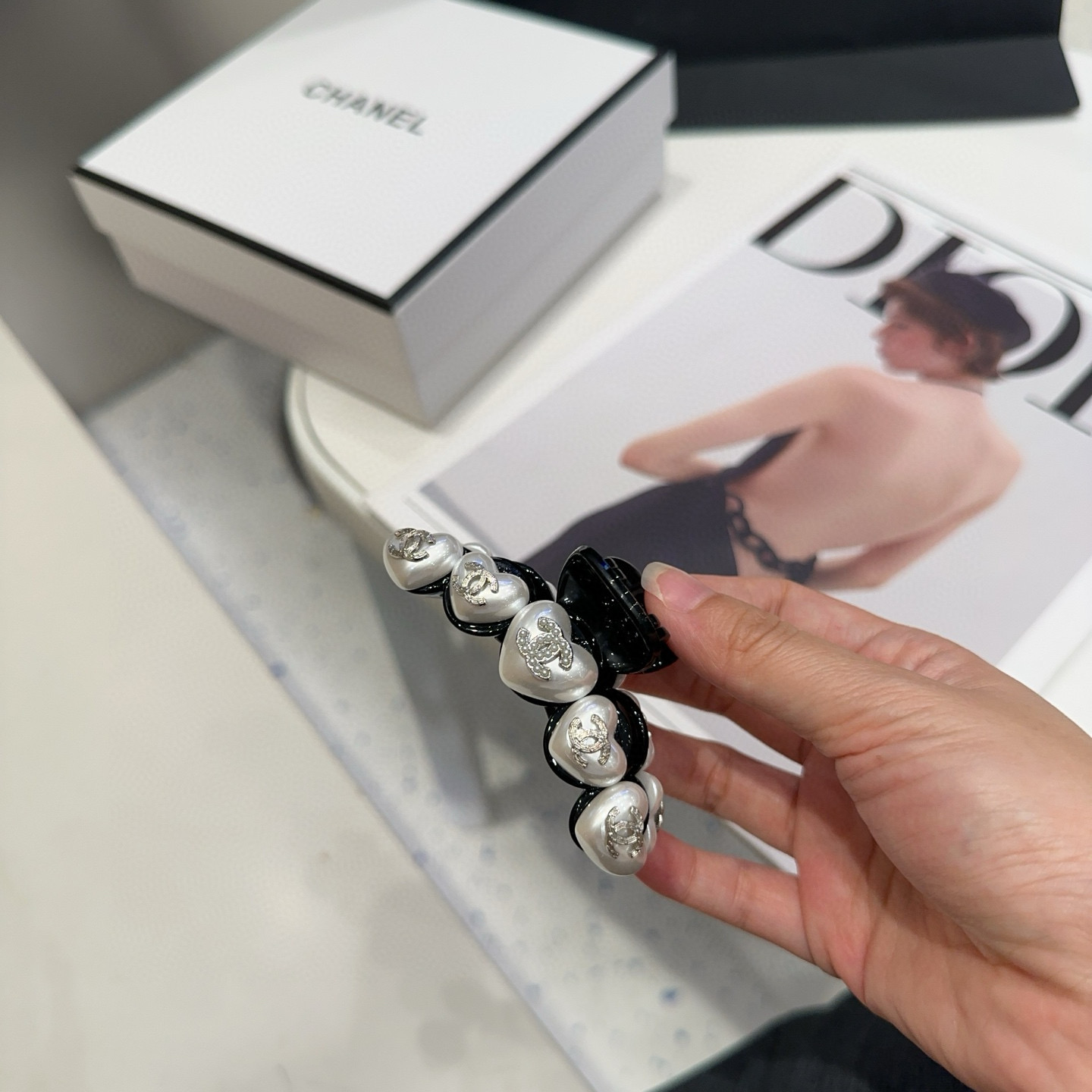 P 65🎁配包装盒
Chanel (香奈儿)最新款小香珍珠抓夹．超级好看！名媛范儿十足，小仙女必备&hellip;