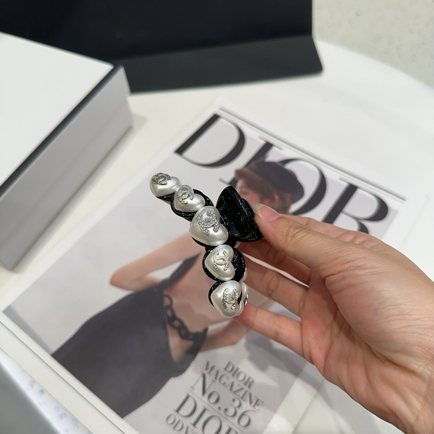 P 65🎁配包装盒
Chanel (香奈儿)最新款小香珍珠抓夹．超级好看！名媛范儿十足，小仙女必备&hellip;