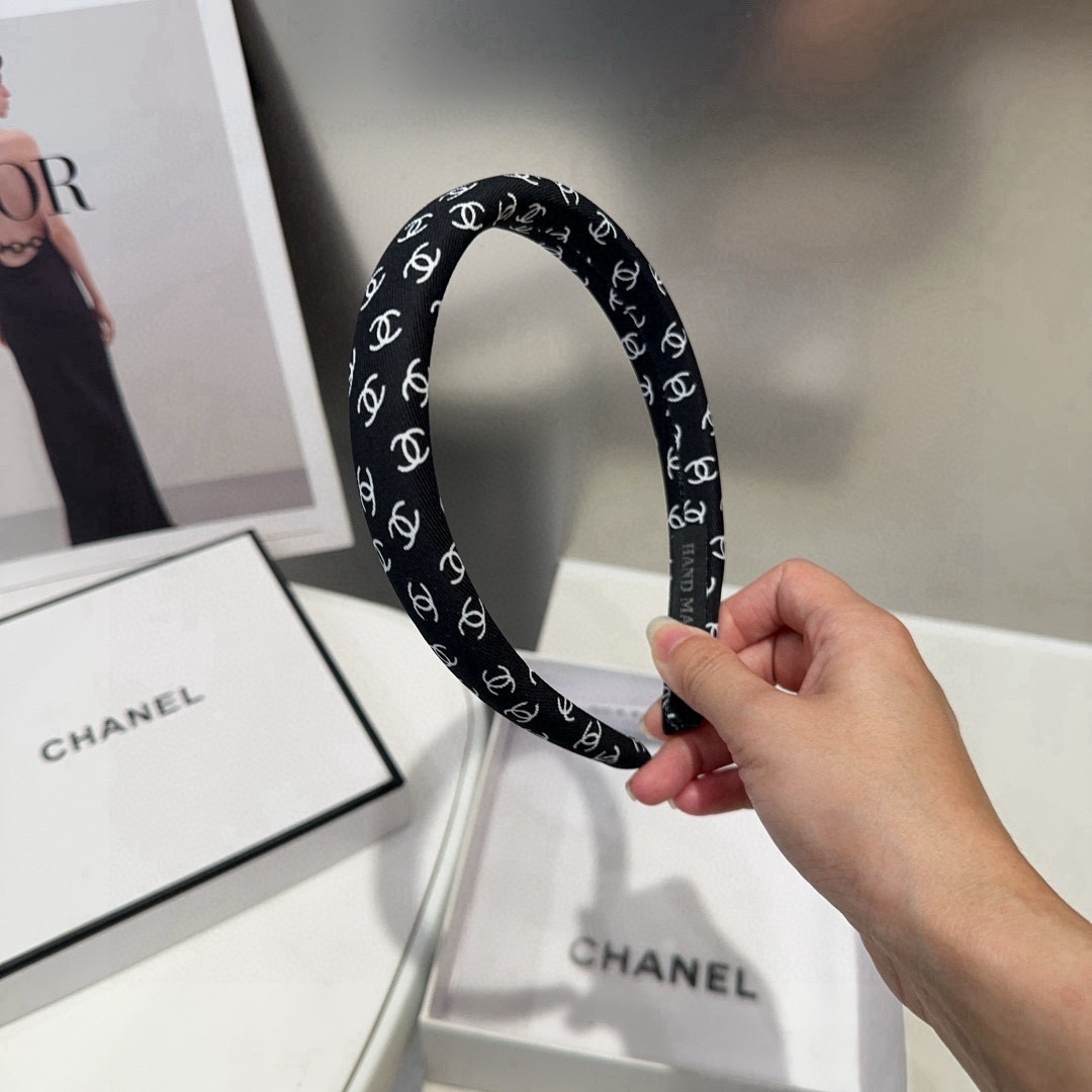 P 60 🎁配包装盒
Chanel (香奈儿)最新款小香发箍，超级好看！名媛范儿十足，小仙女必备&hellip;