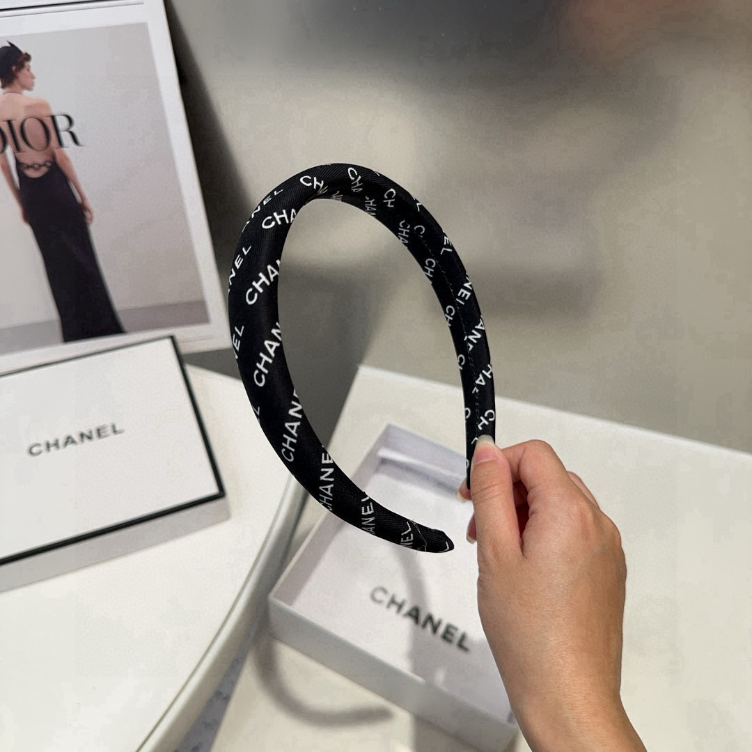 P 60 🎁配包装盒
Chanel (香奈儿)最新款小香发箍，超级好看！名媛范儿十足，小仙女必备&hellip;