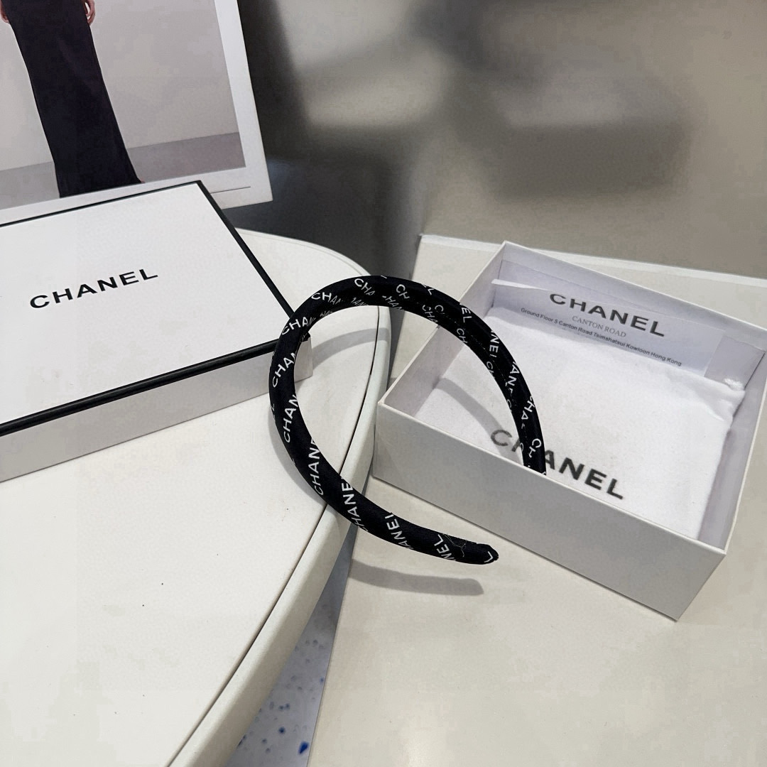 P 60 🎁配包装盒
Chanel (香奈儿)最新款小香发箍，超级好看！名媛范儿十足，小仙女必备&hellip;