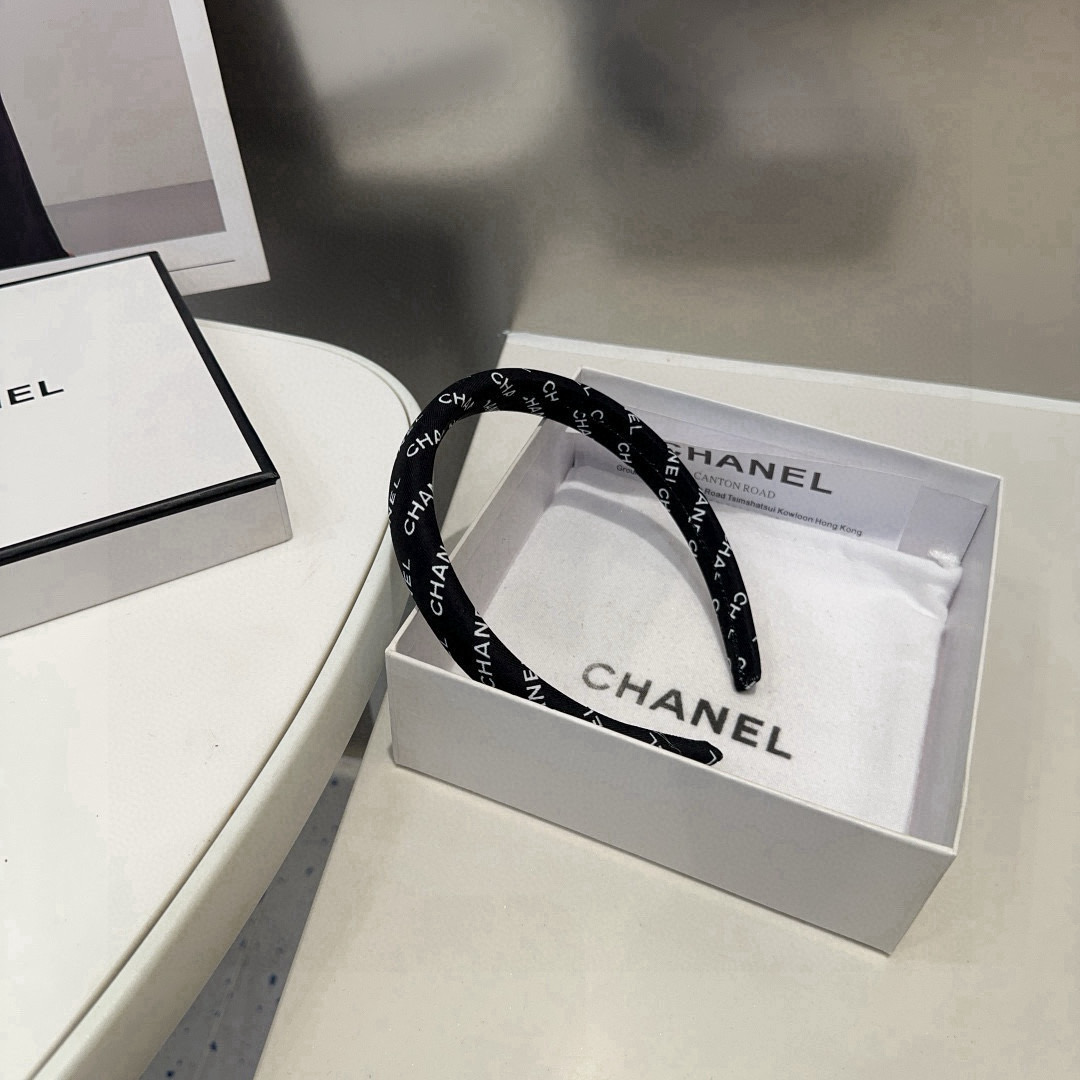 P 60 🎁配包装盒
Chanel (香奈儿)最新款小香发箍，超级好看！名媛范儿十足，小仙女必备&hellip;