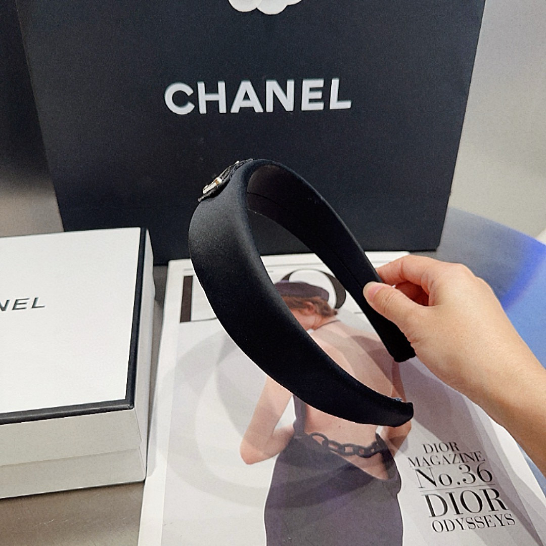 P 60🎁配包装盒
PRADA（普拉达）爆款来啦！
复古经典发箍，时尚潮流，超级百搭！女神必备单品