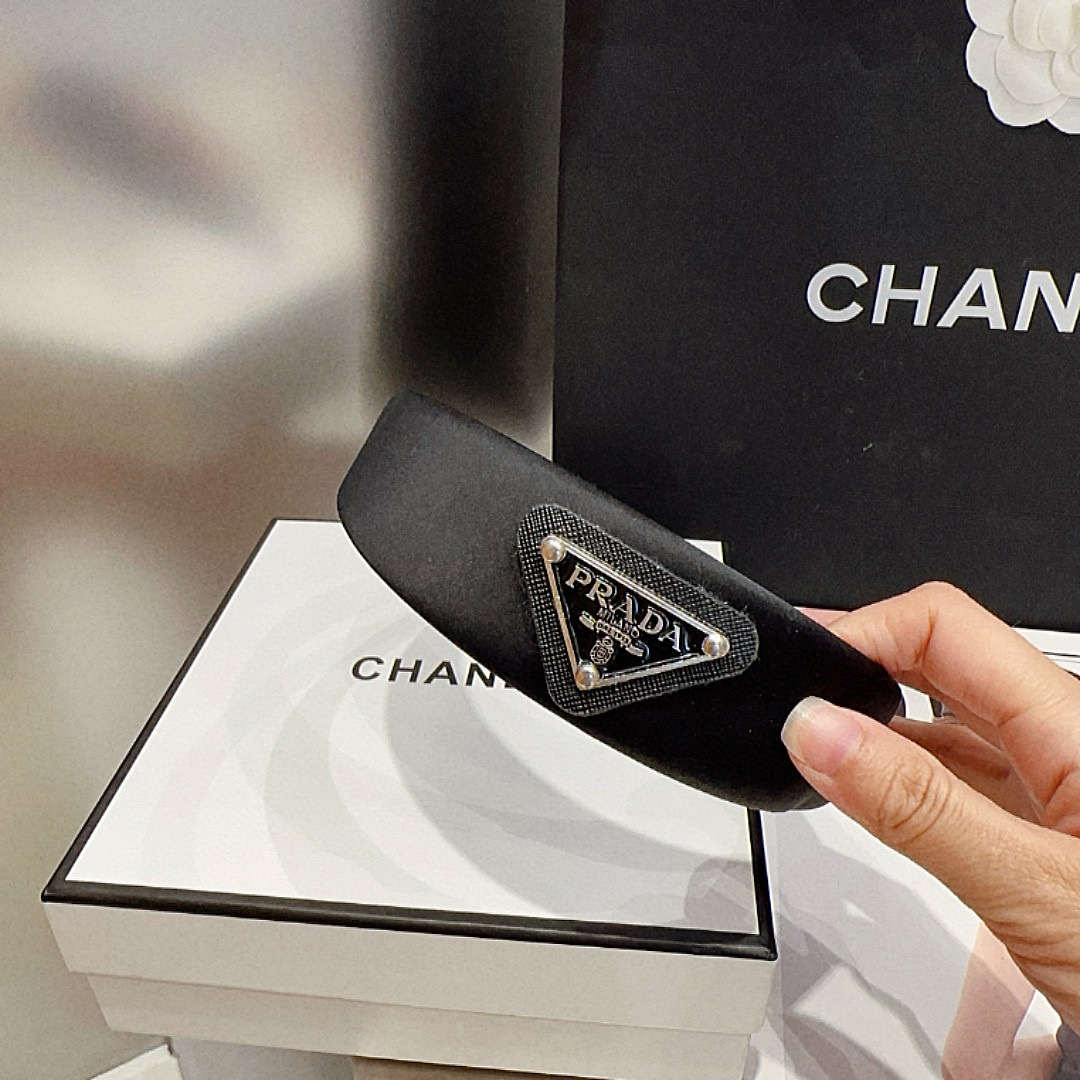 P 60🎁配包装盒
PRADA（普拉达）爆款来啦！
复古经典发箍，时尚潮流，超级百搭！女神必备单品