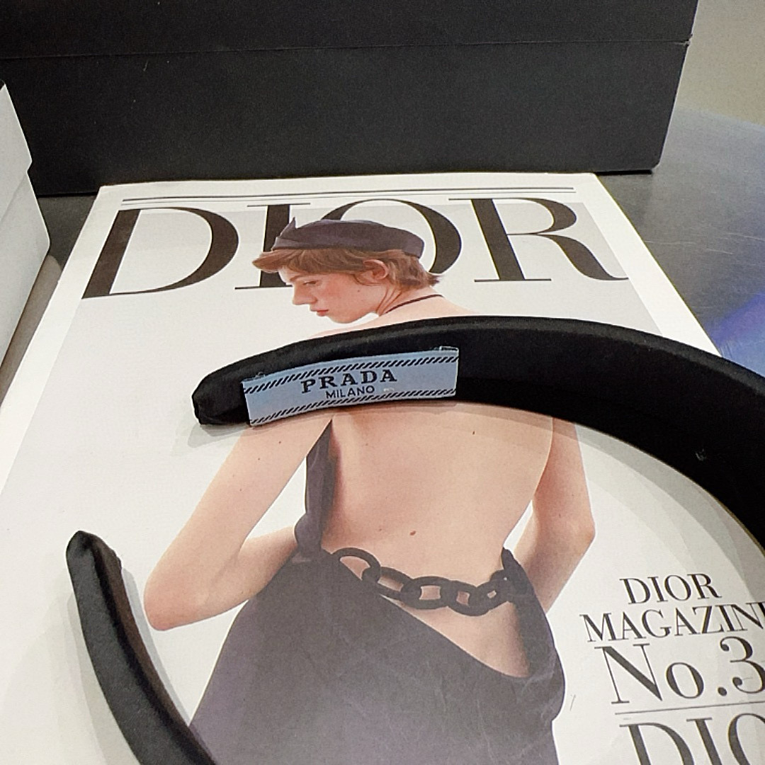 P 60🎁配包装盒
PRADA（普拉达）爆款来啦！
复古经典发箍，时尚潮流，超级百搭！女神必备单品