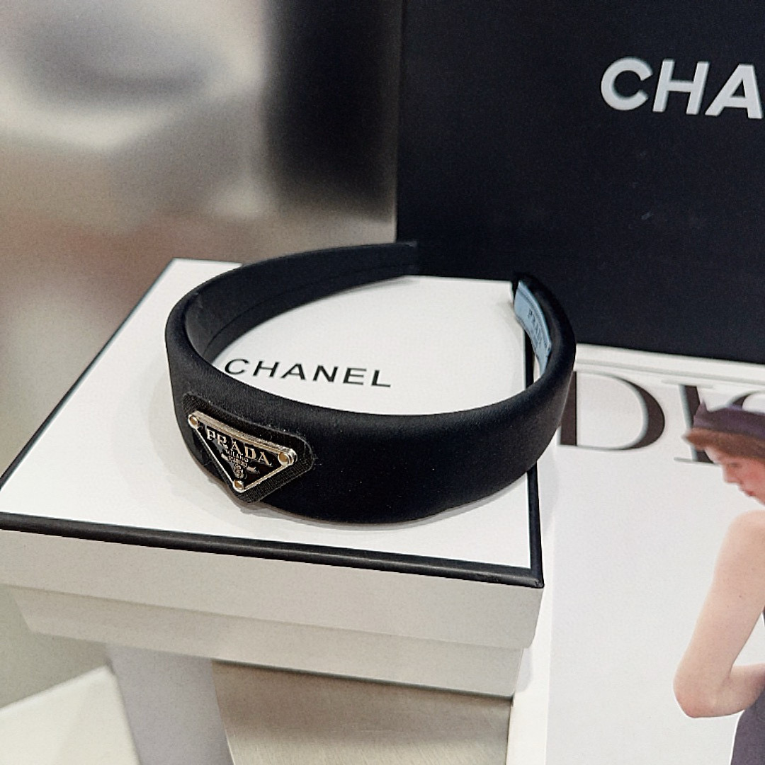 P 60🎁配包装盒
PRADA（普拉达）爆款来啦！
复古经典发箍，时尚潮流，超级百搭！女神必备单品