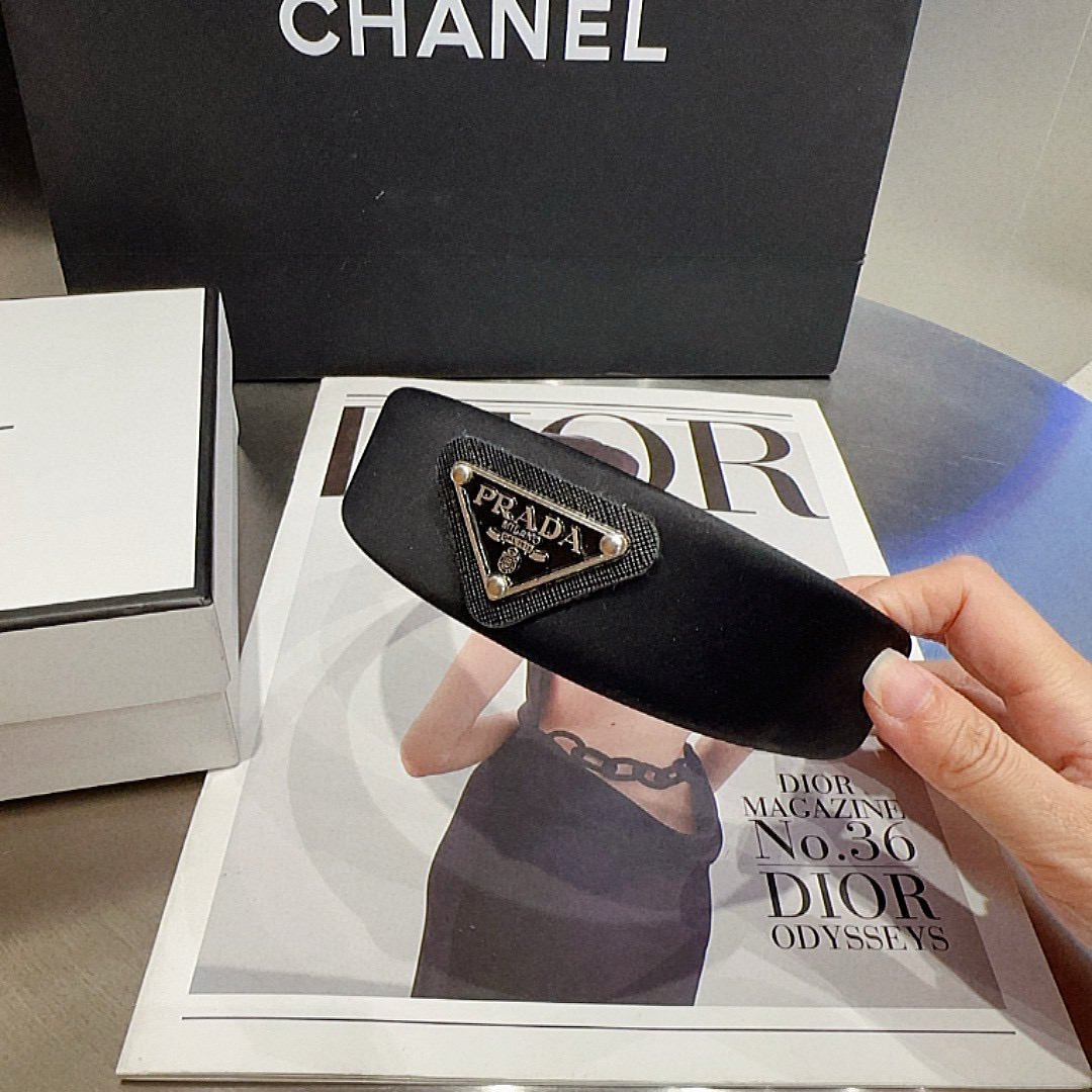 NO:640888,P Comes with a packaging box PRADA’s popular model is here!  Retro classic headband, fashionable and super versatile!  Must-have hairpins for goddesses, hairpins, prada, prada, hairpins19860909P 配包装盒 PRADA（普拉达）爆款来啦！ 复古经典发箍,时尚潮流,超级百搭！女神必备单品发夹,发夹,prada,prada,hairpins,accessory