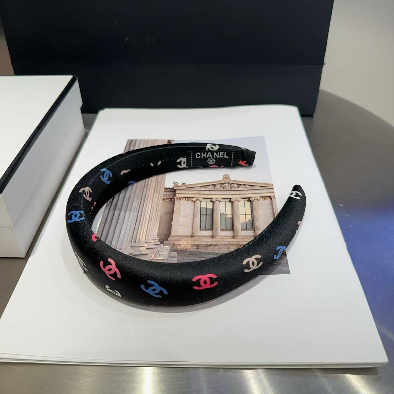 P 60🎁配包装盒
Chanel (香奈儿)最新款小香发箍，夏日小清新，超级好看！名媛范儿十足，小仙女必备&hellip;