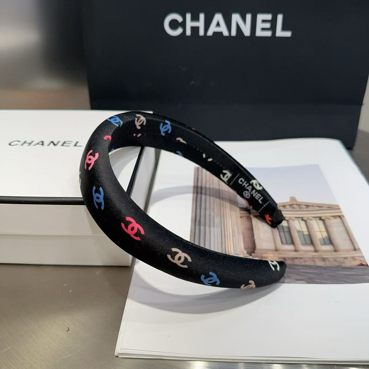 P 60🎁配包装盒
Chanel (香奈儿)最新款小香发箍，夏日小清新，超级好看！名媛范儿十足，小仙女必备&hellip;