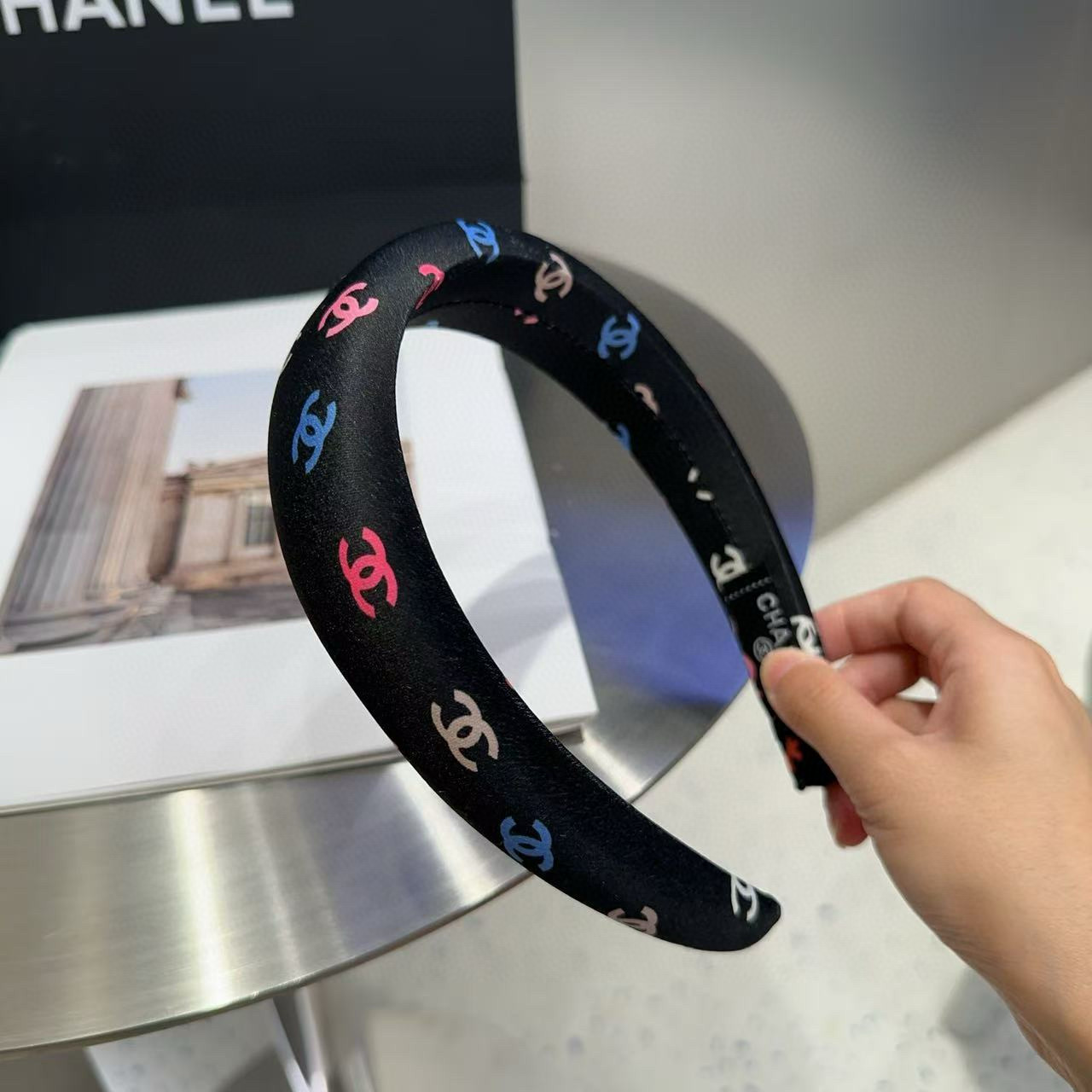 P 60🎁配包装盒
Chanel (香奈儿)最新款小香发箍，夏日小清新，超级好看！名媛范儿十足，小仙女必备&hellip;