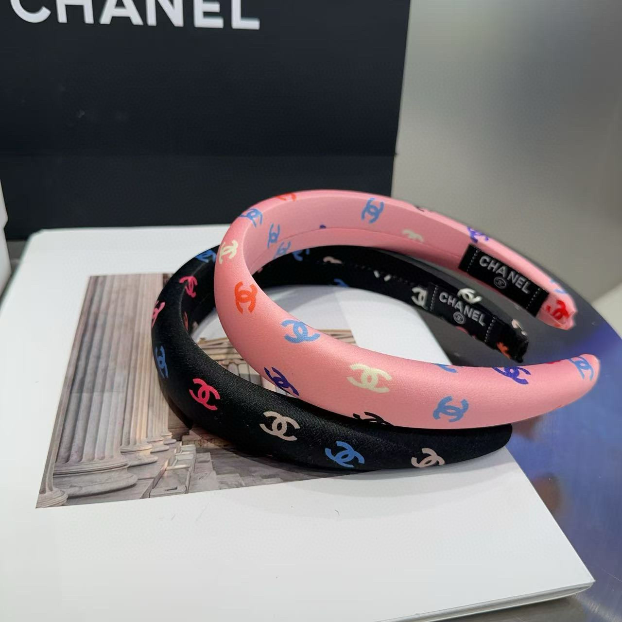 NO:640891,P Comes with a packaging box. Chanel's latest small scented hair hoop, refreshing for summer, super pretty!  Full of celebrity style, a must-have for little fairies...hairpins, hairpins, chanel, chanel, hairpins19860909P 配包装盒 Chanel (香奈儿)最新款小香发箍,夏日小清新,超级好看！名媛范儿十足,小仙女必备…发夹,发夹,chanel,chanel,hairpins,accessory