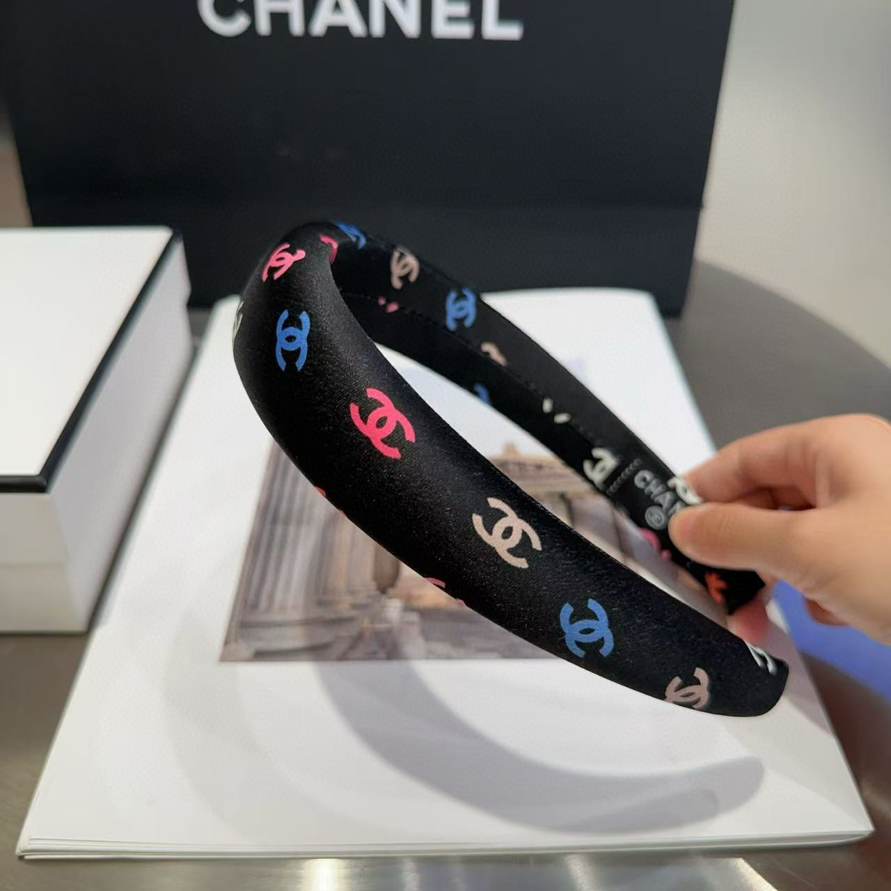 P 60🎁配包装盒
Chanel (香奈儿)最新款小香发箍，夏日小清新，超级好看！名媛范儿十足，小仙女必备&hellip;