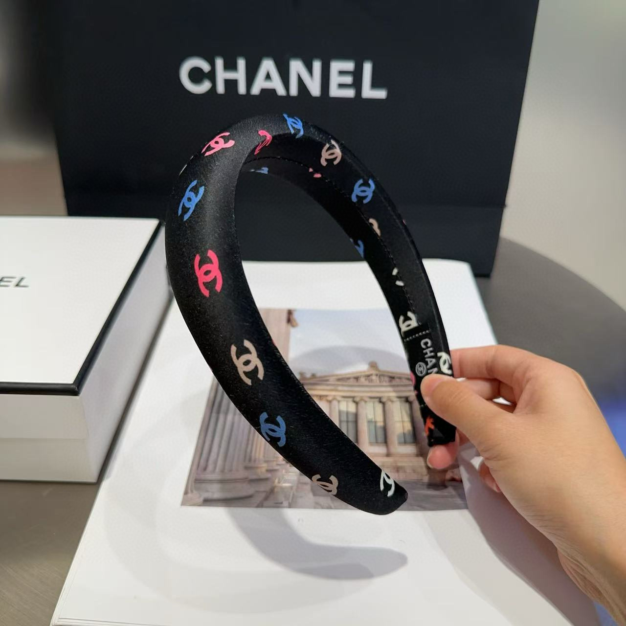 P 60🎁配包装盒
Chanel (香奈儿)最新款小香发箍，夏日小清新，超级好看！名媛范儿十足，小仙女必备&hellip;