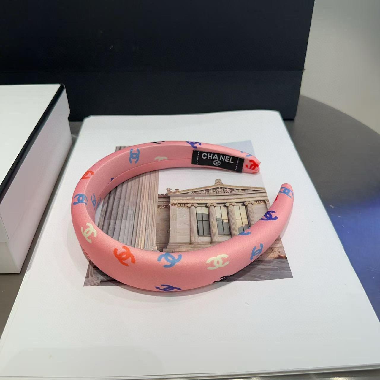 P 60🎁配包装盒
Chanel (香奈儿)最新款小香发箍，夏日小清新，超级好看！名媛范儿十足，小仙女必备&hellip;