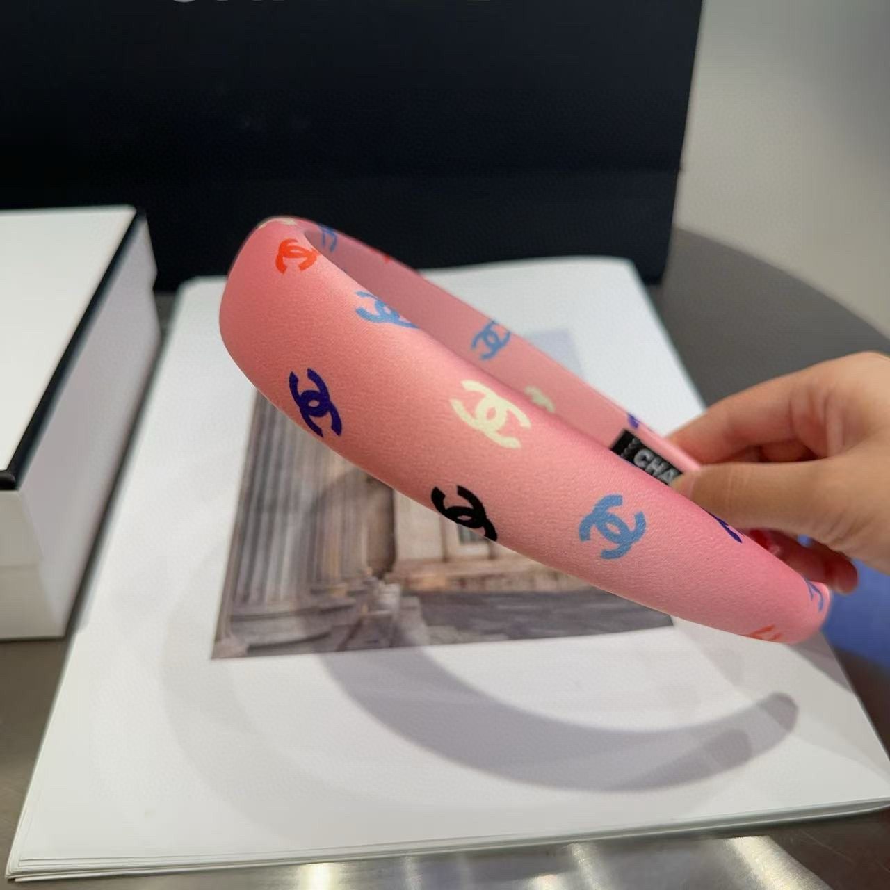 P 60🎁配包装盒
Chanel (香奈儿)最新款小香发箍，夏日小清新，超级好看！名媛范儿十足，小仙女必备&hellip;