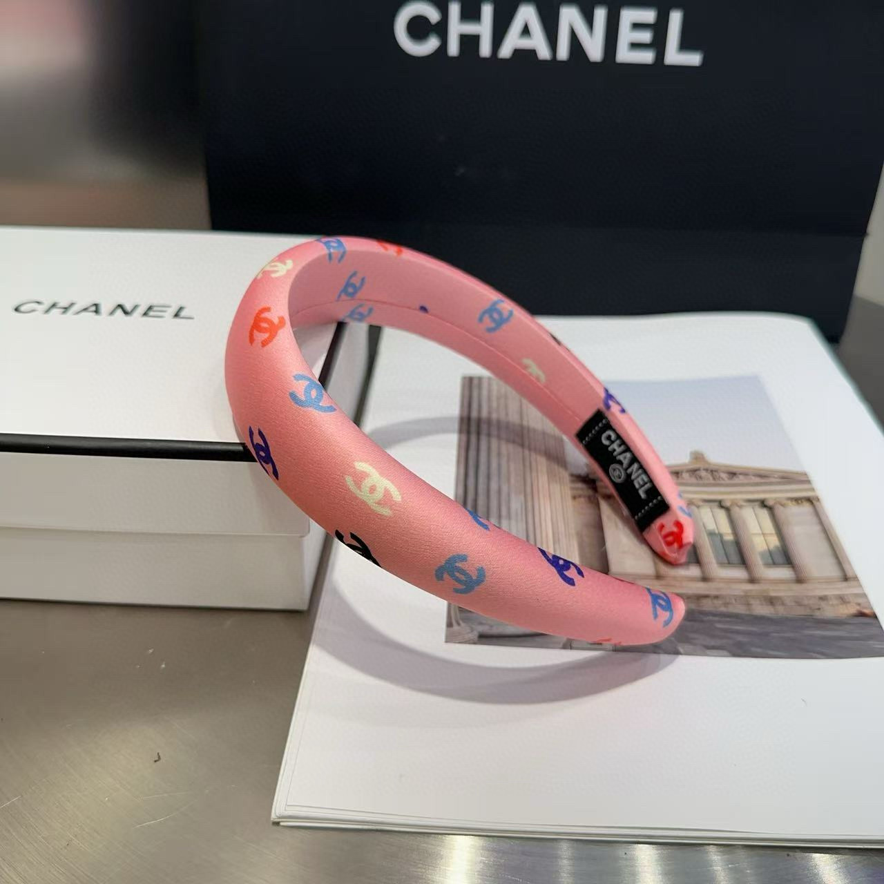 P 60🎁配包装盒
Chanel (香奈儿)最新款小香发箍，夏日小清新，超级好看！名媛范儿十足，小仙女必备&hellip;