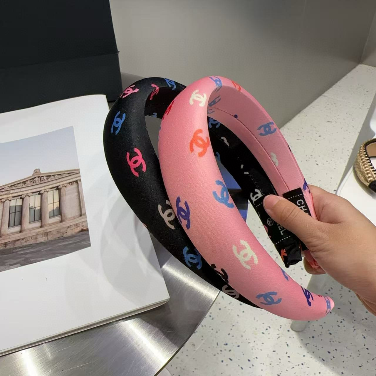 P 60🎁配包装盒
Chanel (香奈儿)最新款小香发箍，夏日小清新，超级好看！名媛范儿十足，小仙女必备&hellip;