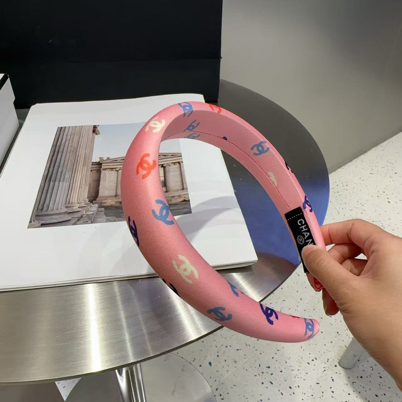 P 60🎁配包装盒
Chanel (香奈儿)最新款小香发箍，夏日小清新，超级好看！名媛范儿十足，小仙女必备&hellip;