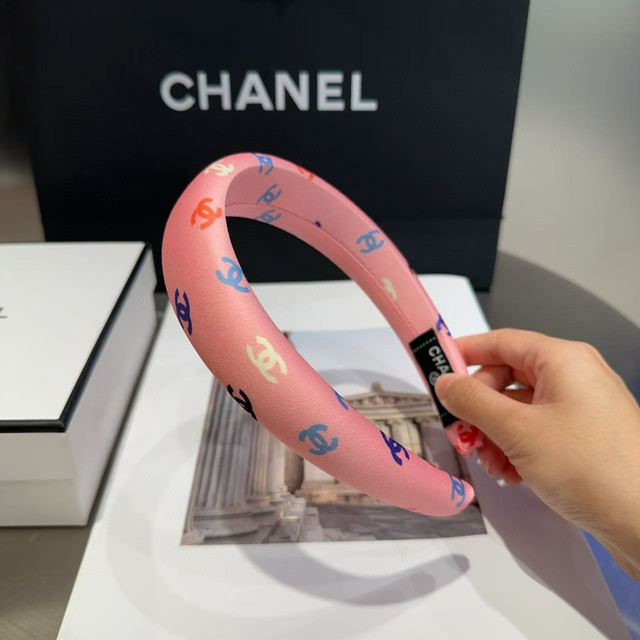 P 60🎁配包装盒
Chanel (香奈儿)最新款小香发箍，夏日小清新，超级好看！名媛范儿十足，小仙女必备&hellip;