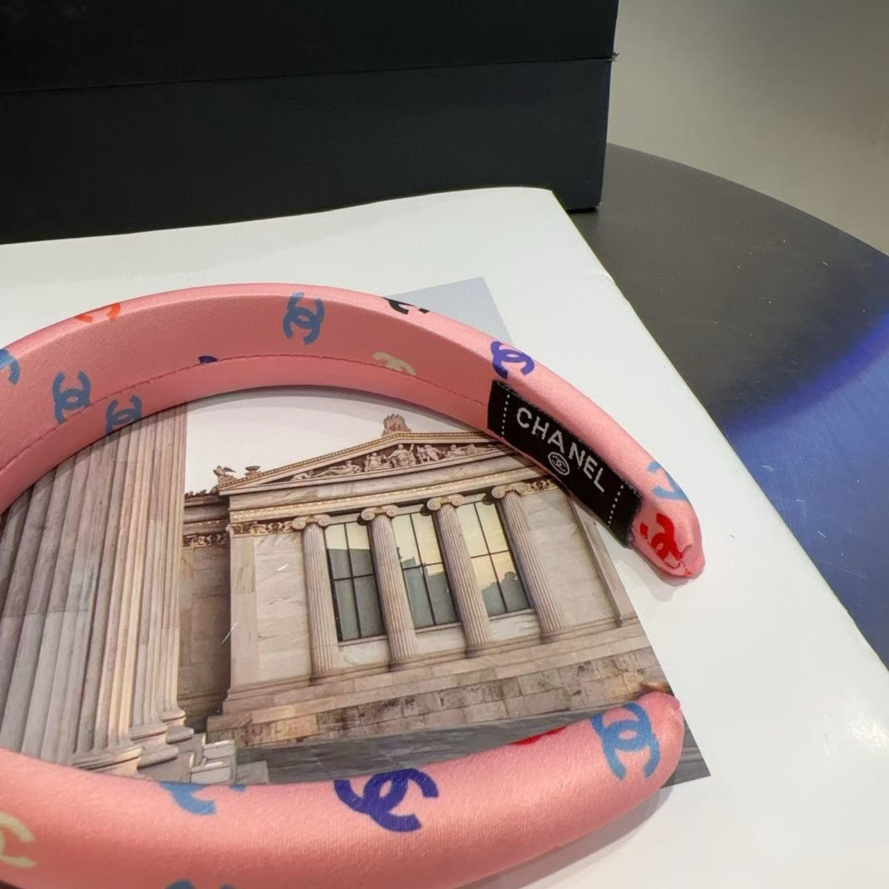 P 60🎁配包装盒
Chanel (香奈儿)最新款小香发箍，夏日小清新，超级好看！名媛范儿十足，小仙女必备&hellip;