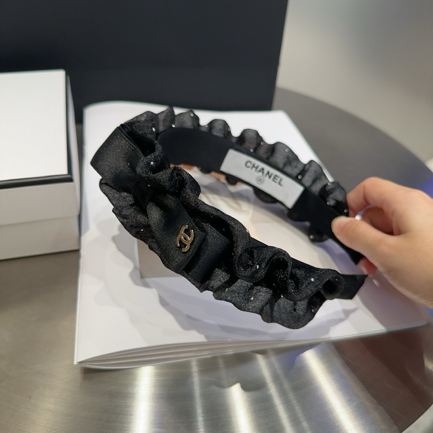 P 60🎁配包装盒
Chanel (香奈儿)最新款小香发箍，超级好看！名媛范儿十足，小仙女必备&hellip;