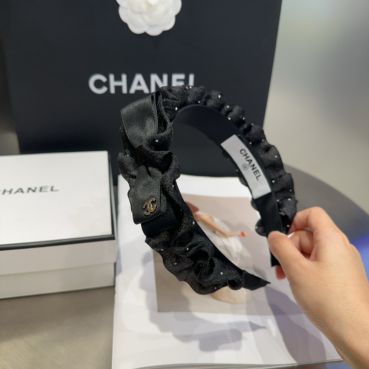 P 60🎁配包装盒
Chanel (香奈儿)最新款小香发箍，超级好看！名媛范儿十足，小仙女必备&hellip;