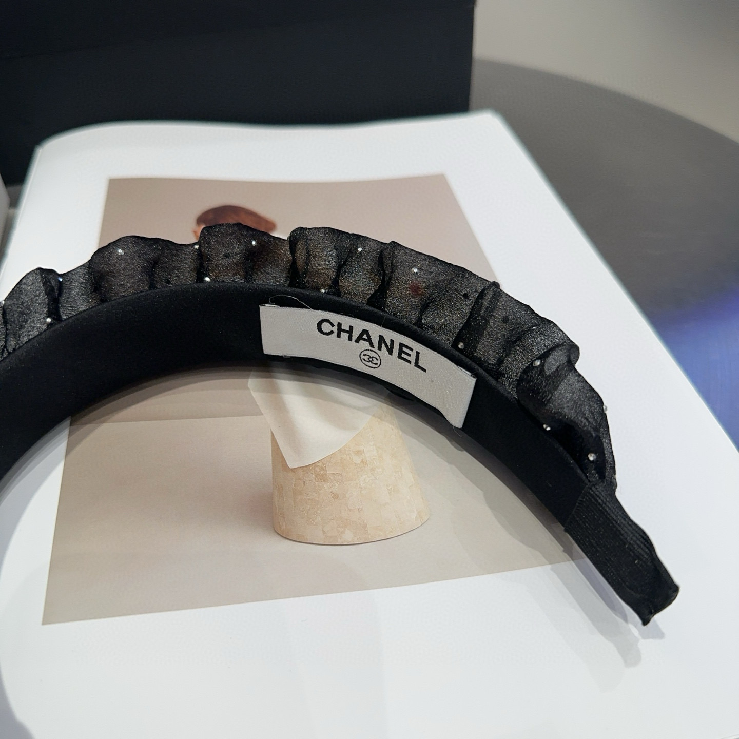 P 60🎁配包装盒
Chanel (香奈儿)最新款小香发箍，超级好看！名媛范儿十足，小仙女必备&hellip;