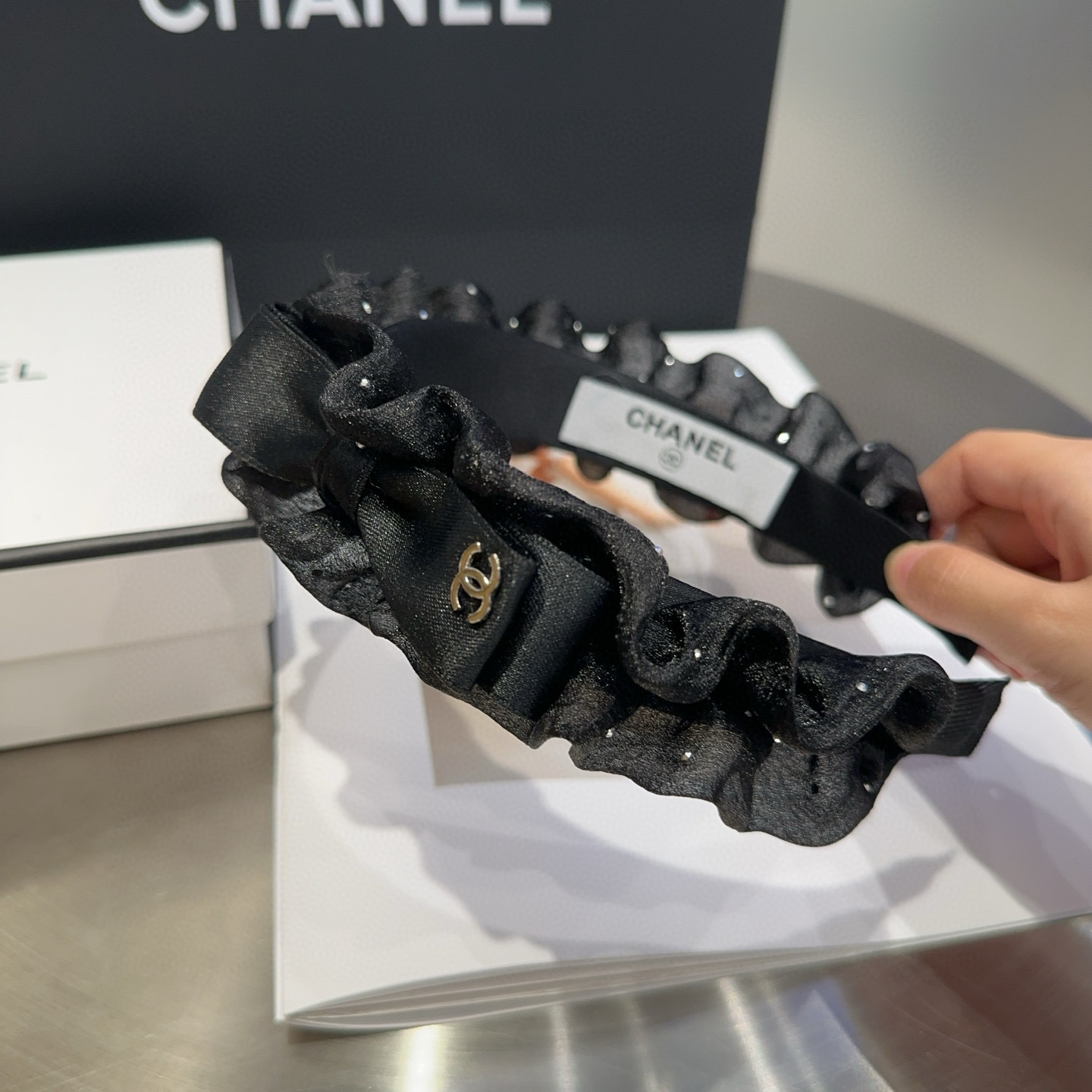 P 60🎁配包装盒
Chanel (香奈儿)最新款小香发箍，超级好看！名媛范儿十足，小仙女必备&hellip;