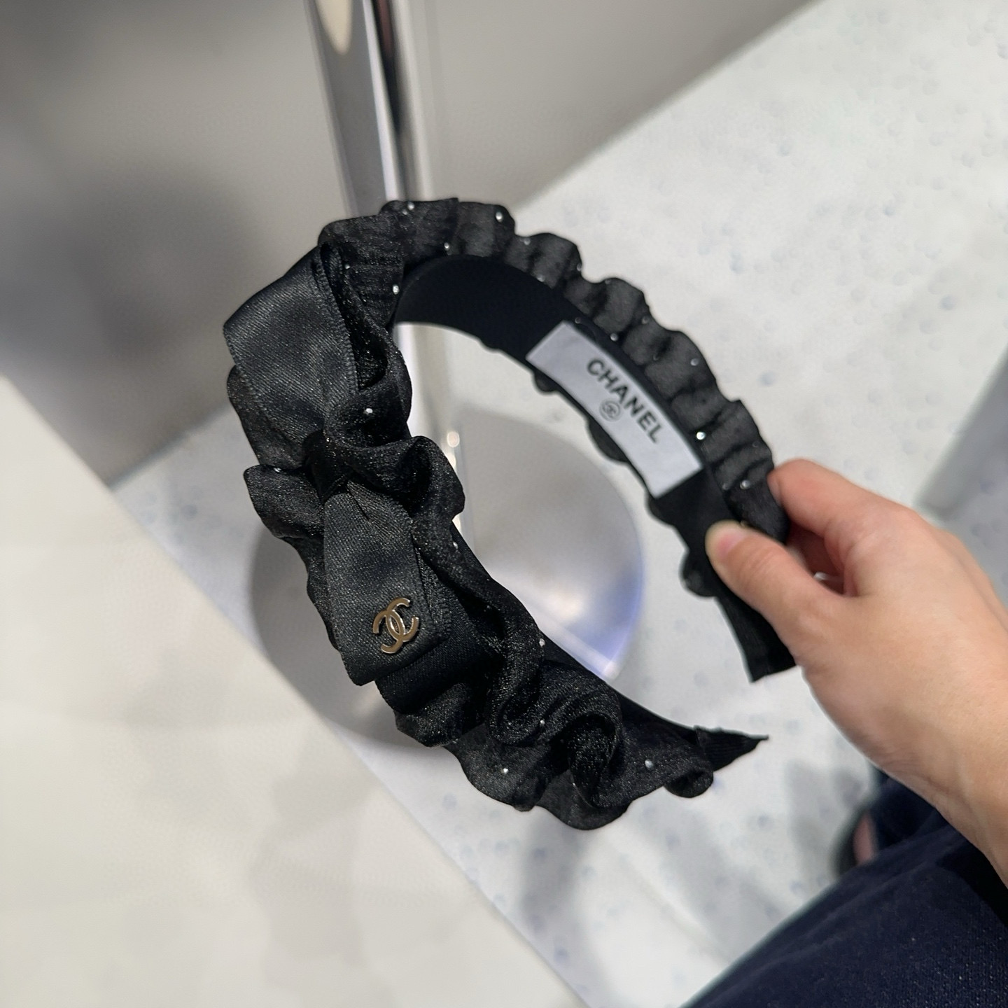 P 60🎁配包装盒
Chanel (香奈儿)最新款小香发箍，超级好看！名媛范儿十足，小仙女必备&hellip;