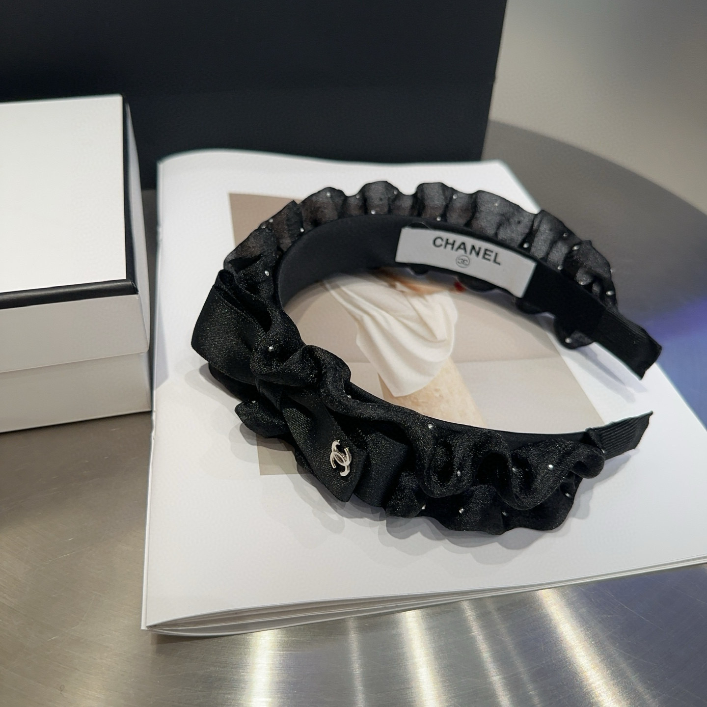 P 60🎁配包装盒
Chanel (香奈儿)最新款小香发箍，超级好看！名媛范儿十足，小仙女必备&hellip;