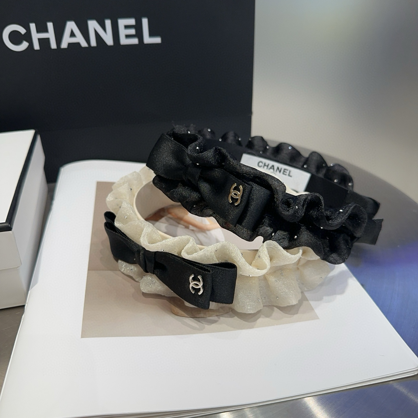 P 60🎁配包装盒
Chanel (香奈儿)最新款小香发箍，超级好看！名媛范儿十足，小仙女必备&hellip;