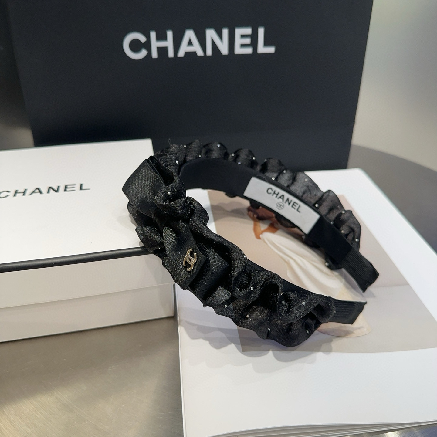 P 60🎁配包装盒
Chanel (香奈儿)最新款小香发箍，超级好看！名媛范儿十足，小仙女必备&hellip;