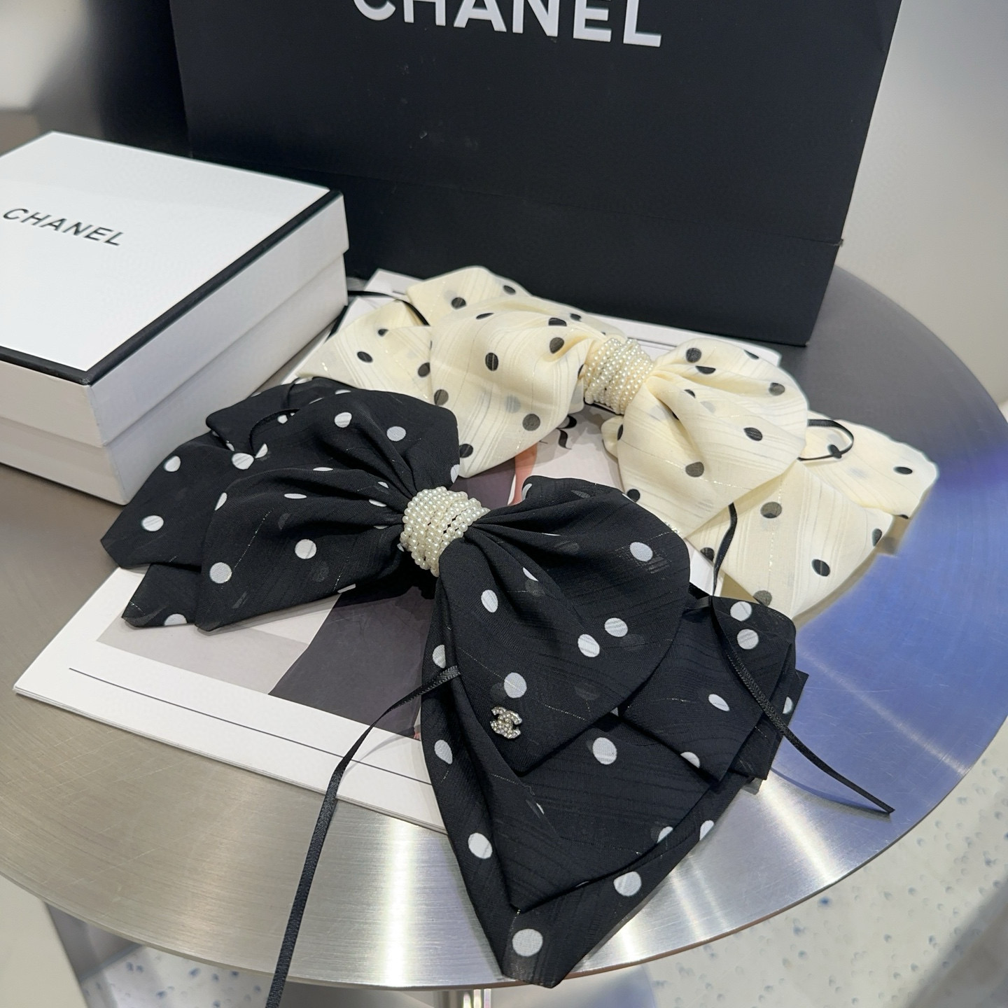 NO:640743,P Comes with a packaging box. Chanel's latest small shampoo dot spring clip, super pretty!  Full of celebrity style, a must-have for little fairies...hairpins, hairpins, chanel, chanel, hairpins19860909P 配包装盒 Chanel (香奈儿)最新款小香波点弹簧夹,超级好看！名媛范儿十足,小仙女必备…发夹,发夹,chanel,chanel,hairpins,accessory