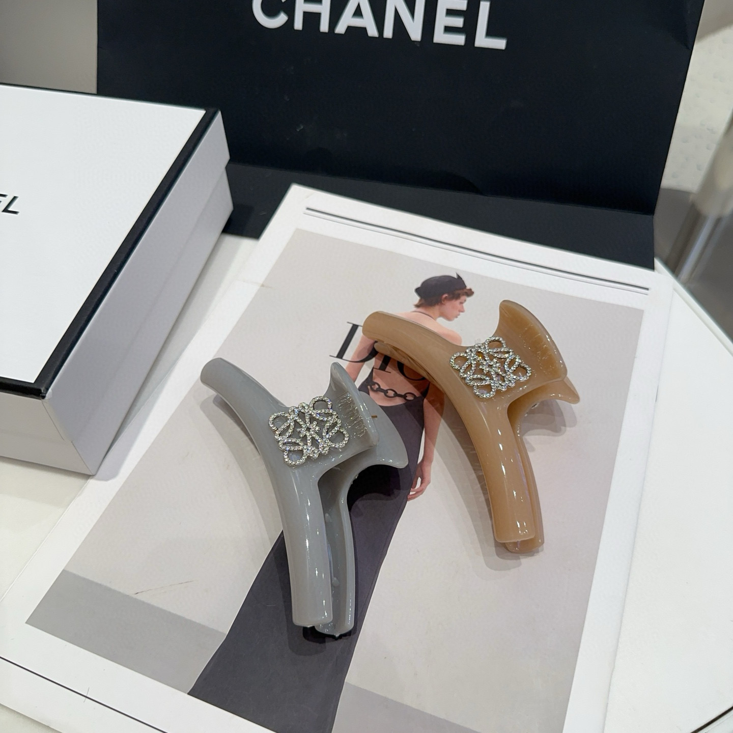 NO:640745,P with packaging box Loewe letter gripper, fashionable, simple and elegant, a must-have item for everyone, hairpins, hairpins, loewe, loewe, hairpins19860909P 配包装盒 Loewe(罗意威)字母抓夹,时尚潮品,简单大方,人手必备单品发夹,发夹,loewe,loewe,hairpins,accessory