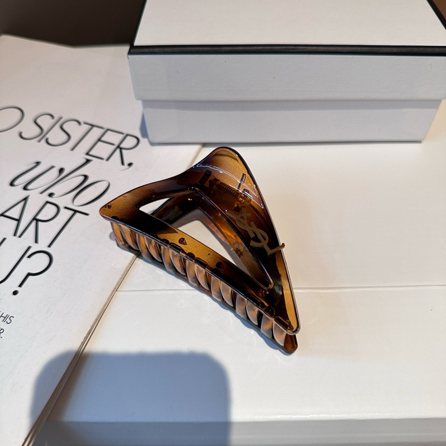 P 60🎁配包装盒
 YSL（圣罗兰）新款抓夹，名媛风气质美，时尚百搭，甜酷小姐姐必备&hellip;