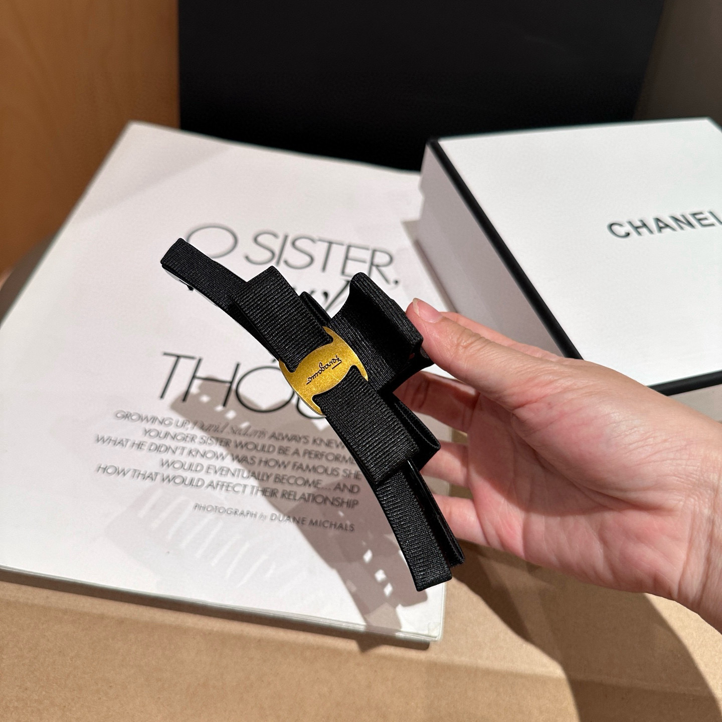 P 65🎁配包装盒
S F(菲拉格慕)爆款抓夹，超级好看！名媛范儿十足，小仙女必备&hellip;