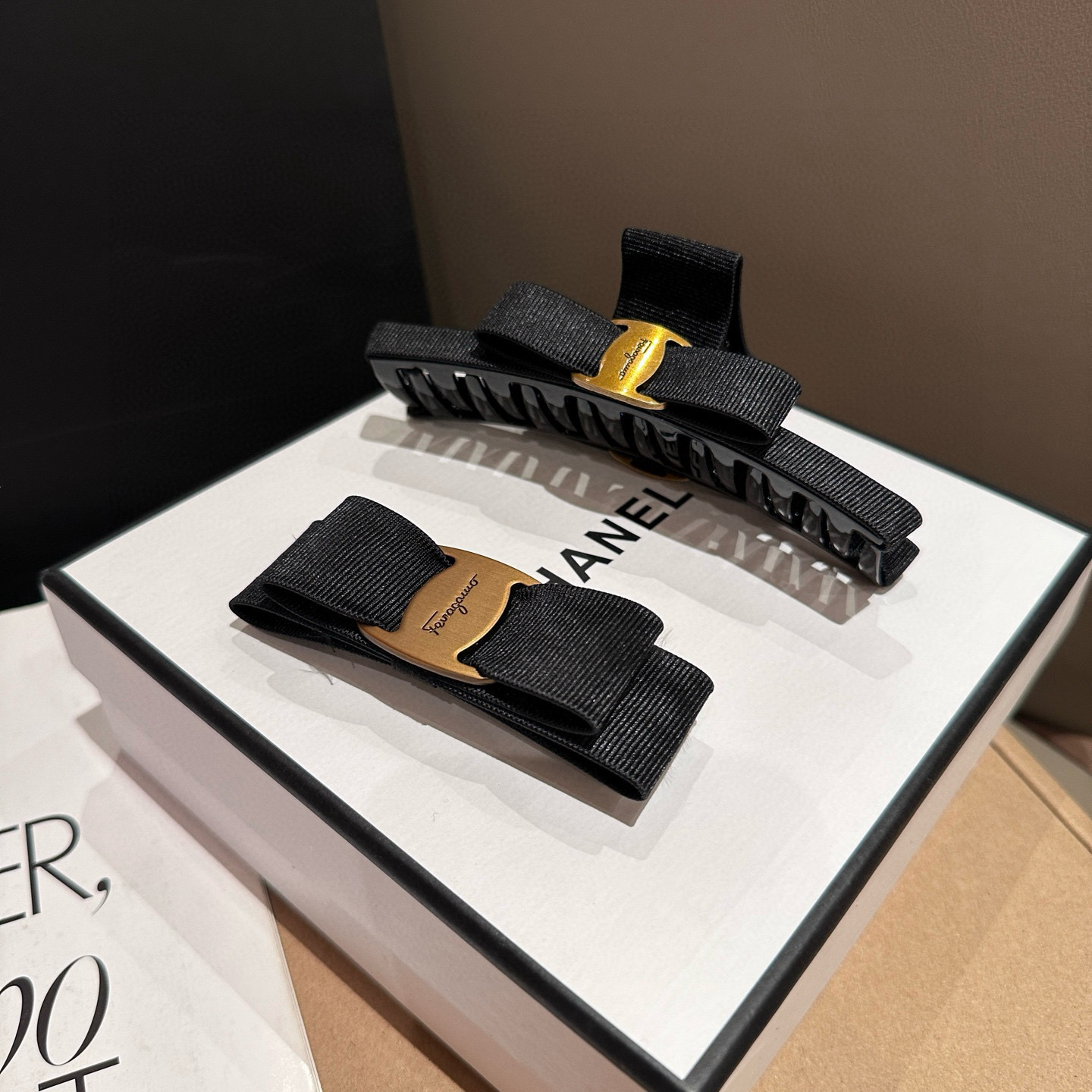 P 65🎁配包装盒
S F(菲拉格慕)爆款抓夹，超级好看！名媛范儿十足，小仙女必备&hellip;