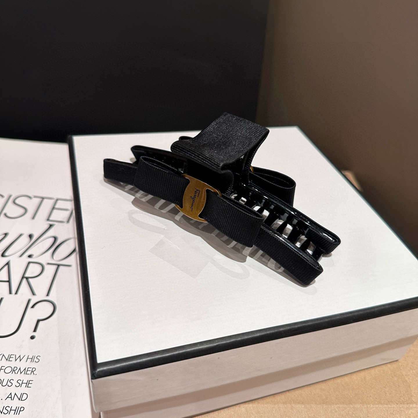 P 65🎁配包装盒
S F(菲拉格慕)爆款抓夹，超级好看！名媛范儿十足，小仙女必备&hellip;