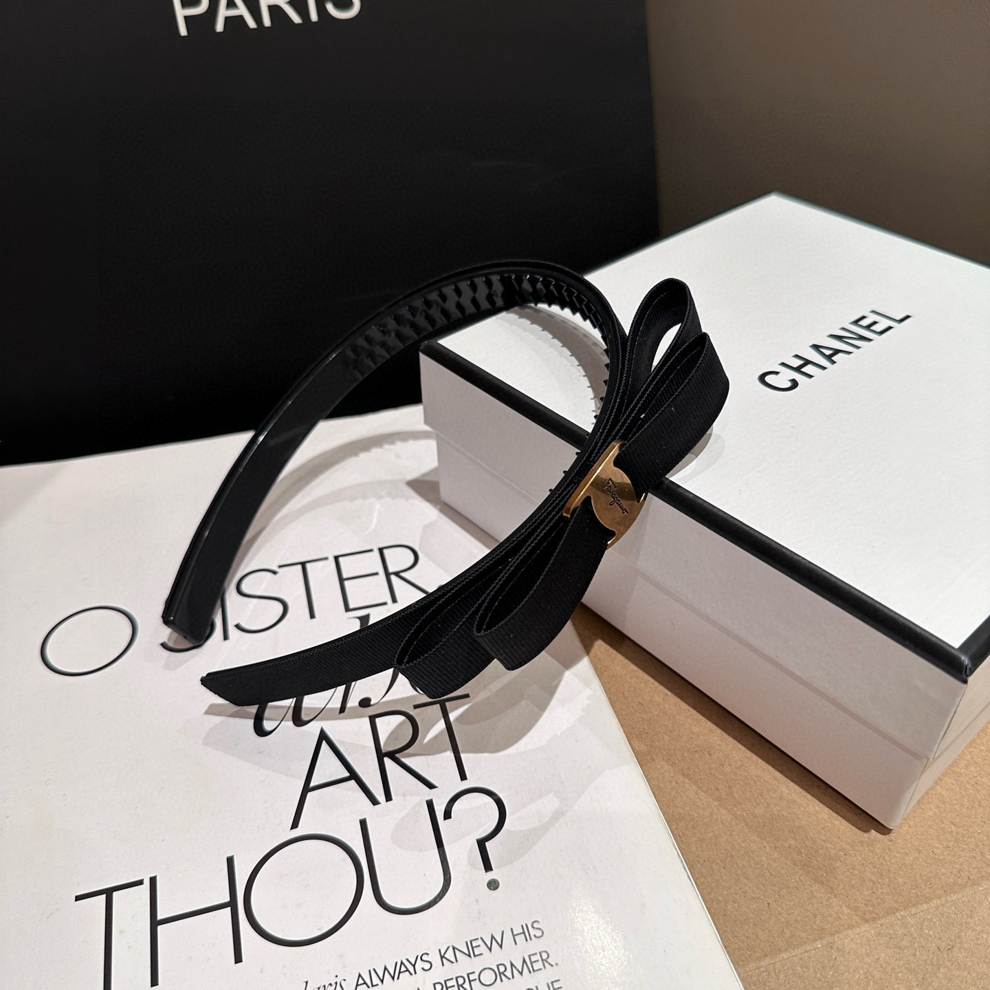 P 65🎁配包装盒
S F(菲拉格慕)爆款发箍，超级好看！名媛范儿十足，小仙女必备&hellip;