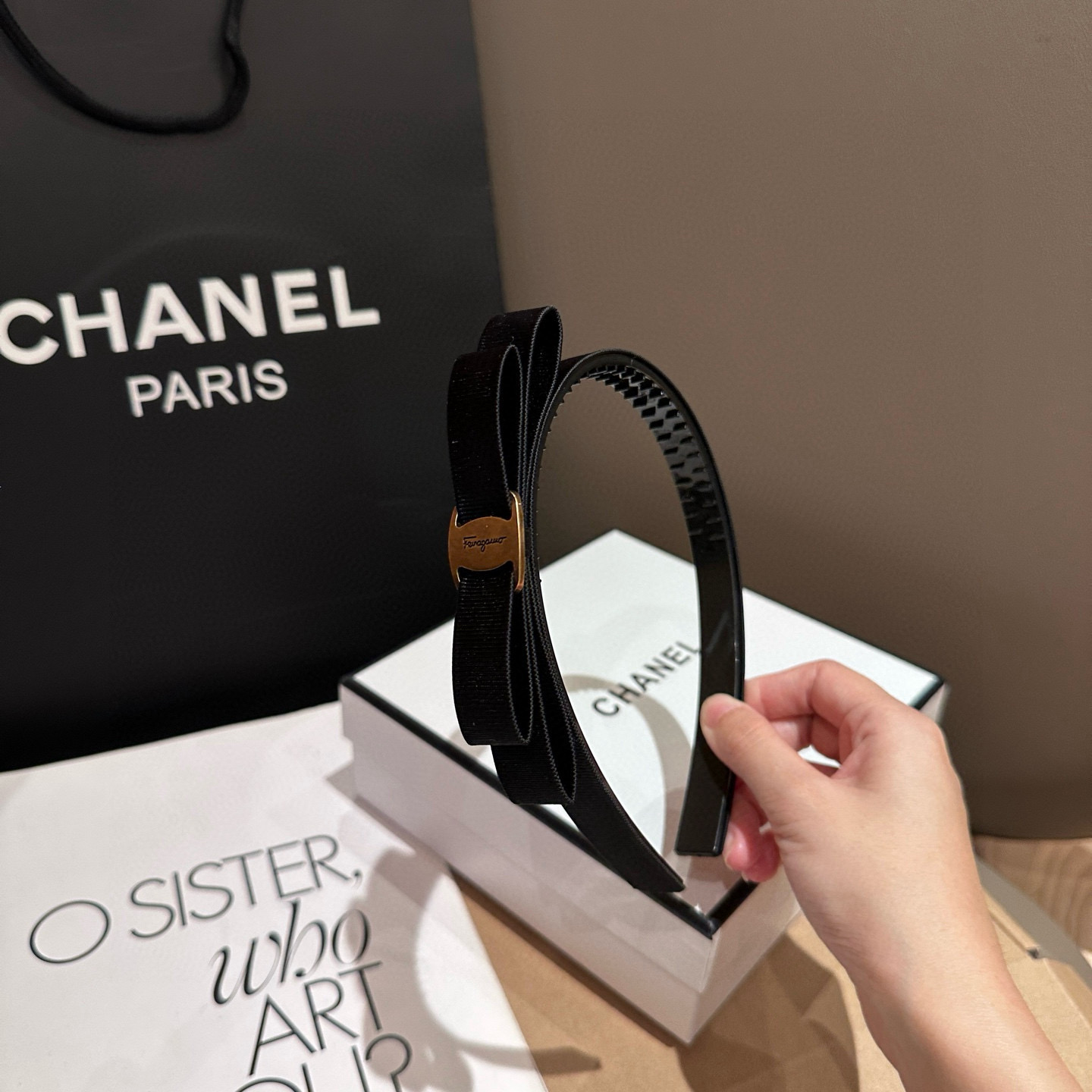 P 65🎁配包装盒
S F(菲拉格慕)爆款发箍，超级好看！名媛范儿十足，小仙女必备&hellip;