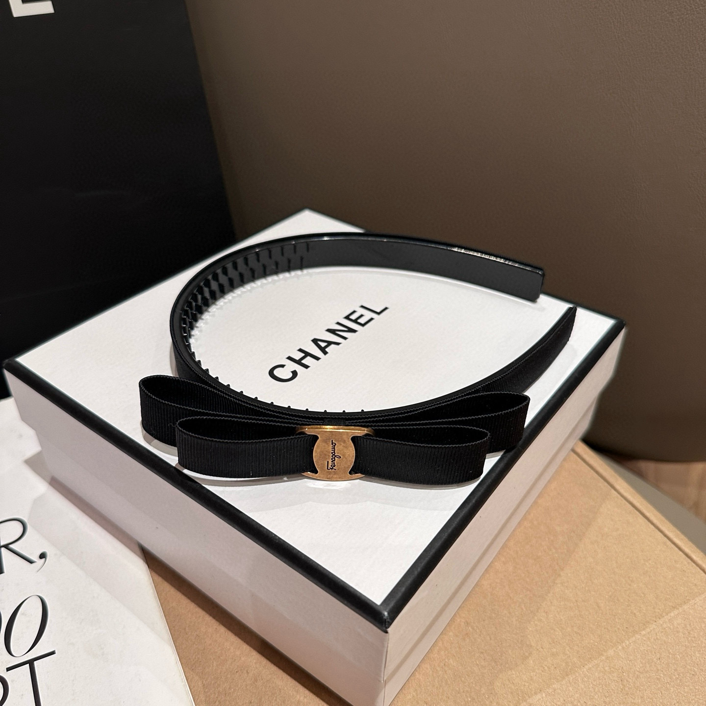 P 65🎁配包装盒
S F(菲拉格慕)爆款发箍，超级好看！名媛范儿十足，小仙女必备&hellip;