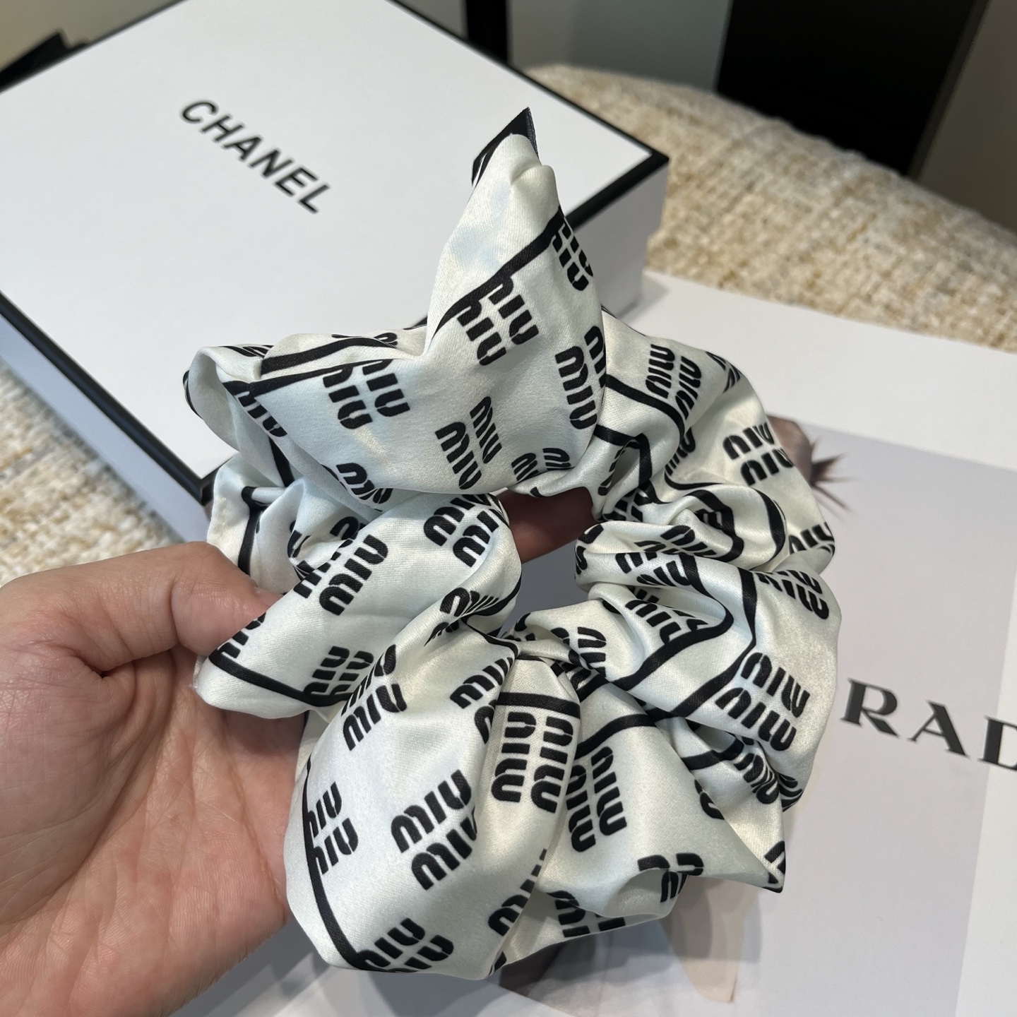 P 60🎁配包装盒
miumiu新款字母发圈，简单优雅，实用百搭，名媛范儿十足！小仙女必备