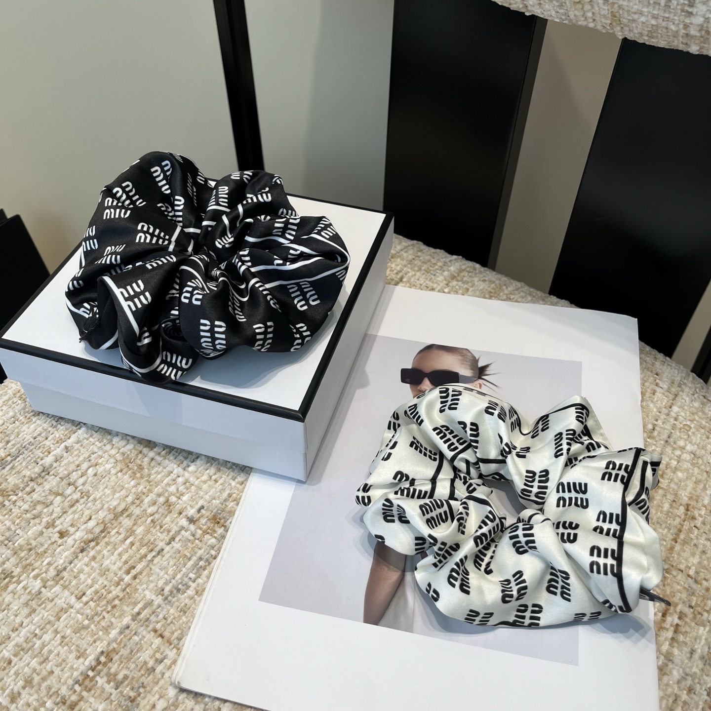 P 60🎁配包装盒
miumiu新款字母发圈，简单优雅，实用百搭，名媛范儿十足！小仙女必备