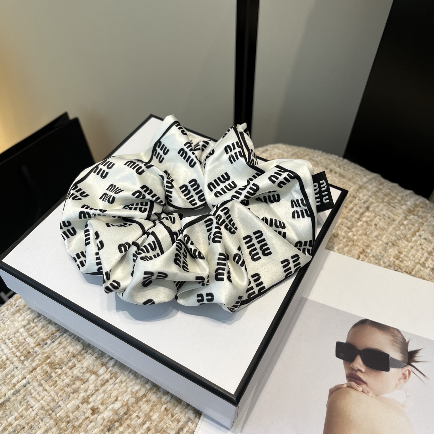 P 60🎁配包装盒
miumiu新款字母发圈，简单优雅，实用百搭，名媛范儿十足！小仙女必备