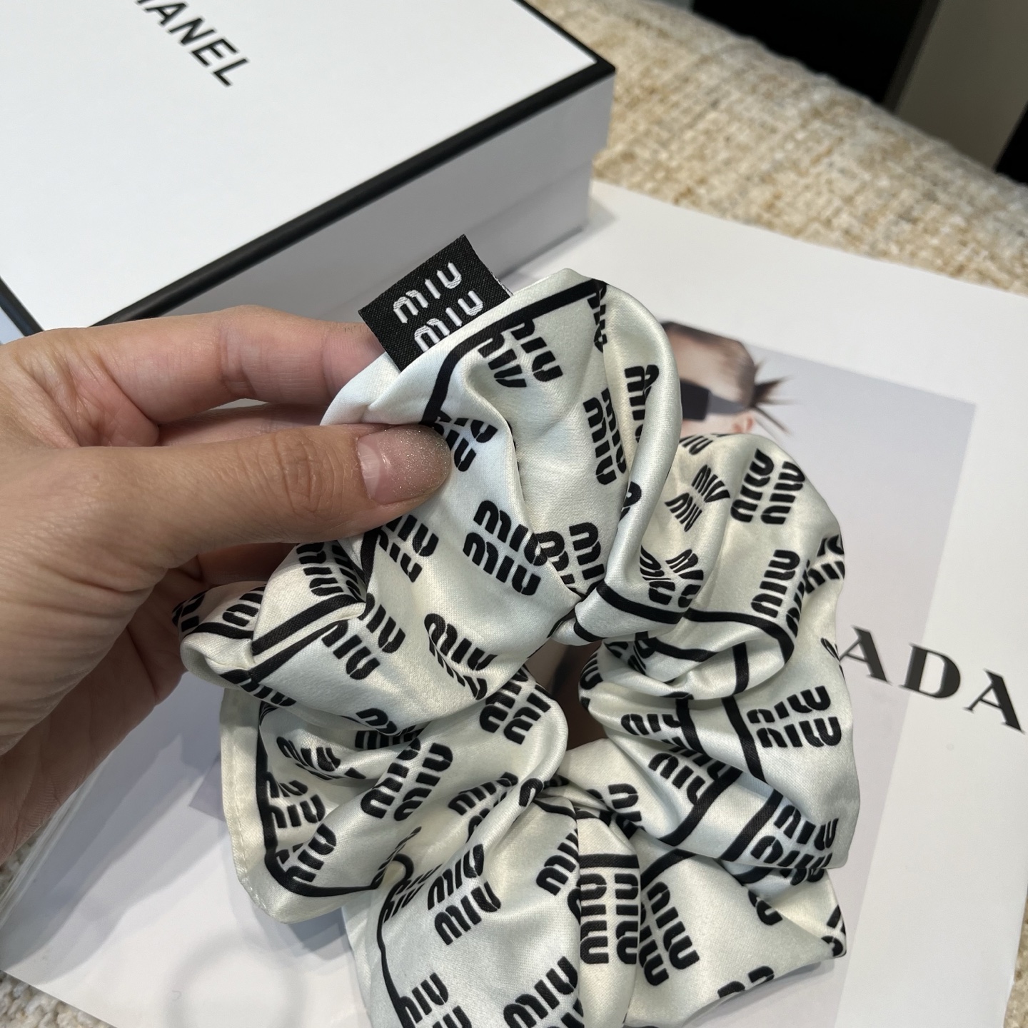 P 60🎁配包装盒
miumiu新款字母发圈，简单优雅，实用百搭，名媛范儿十足！小仙女必备